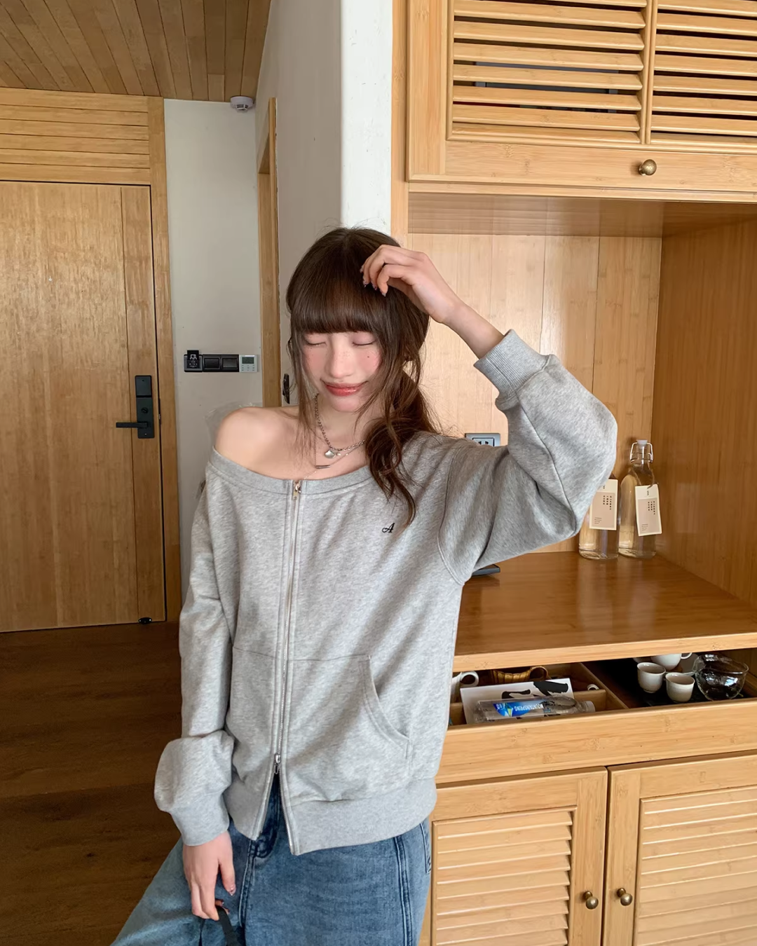 Off-shoulrer Zip Sweatshirt BU0170