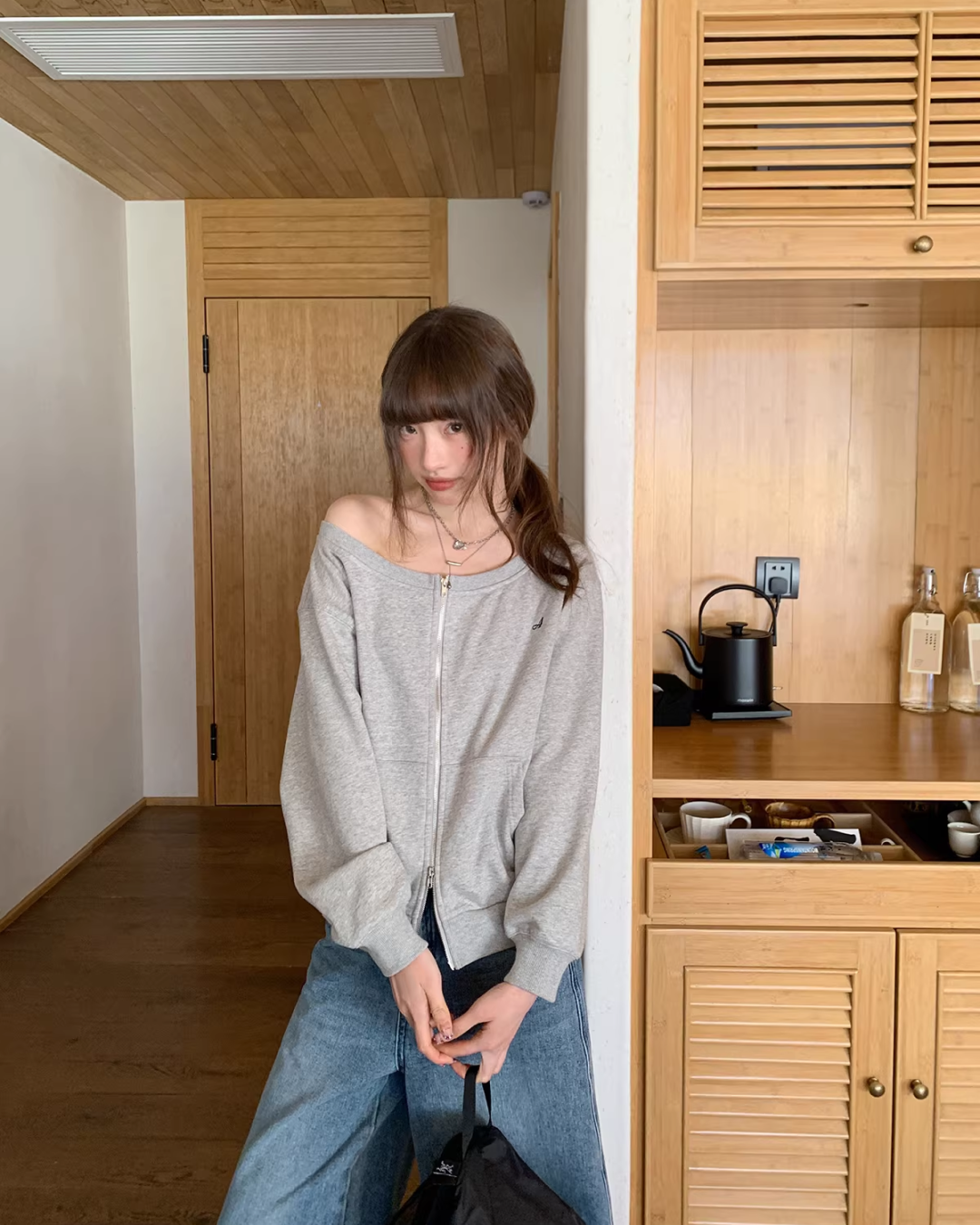 Off-shoulrer Zip Sweatshirt BU0170