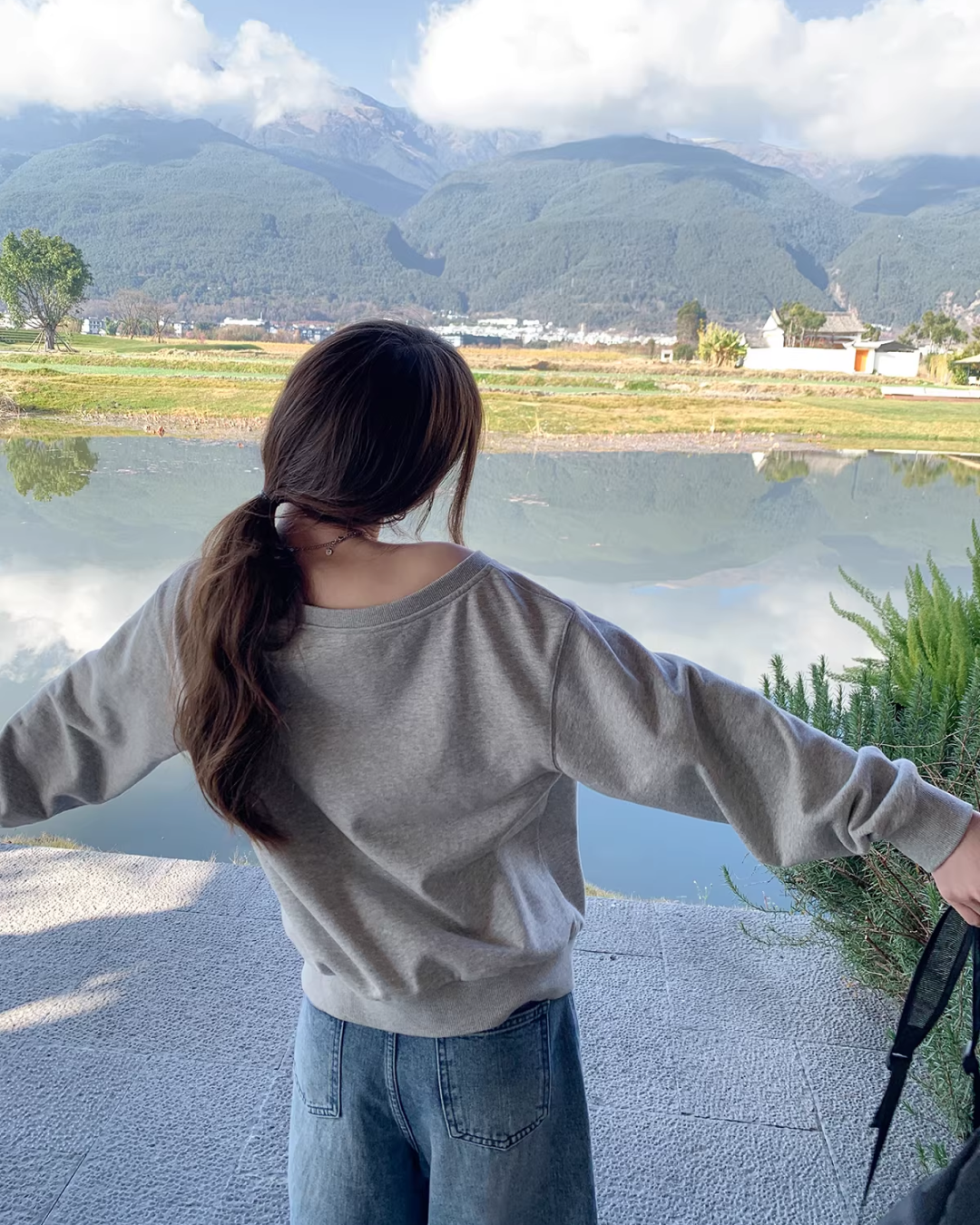 Off-shoulrer Zip Sweatshirt BU0170